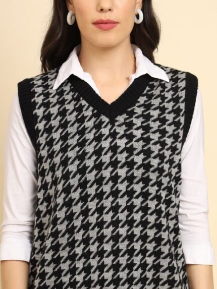 The Roadster Lifestyle Co. Women Abstract Printed V-Neck Sweater Vest Sweater